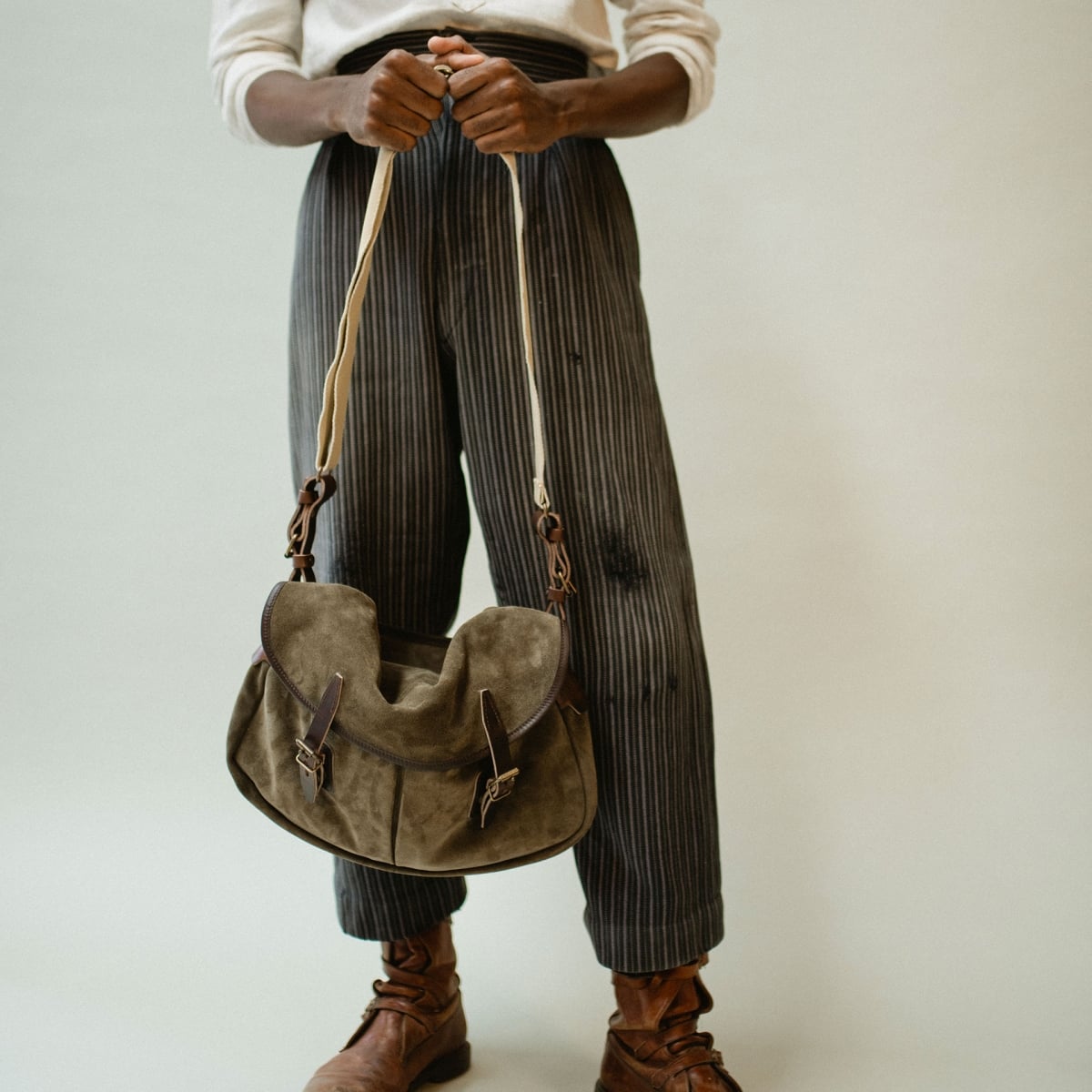 Musette M Fisherman's bag / Suede - Musk (image n°7)