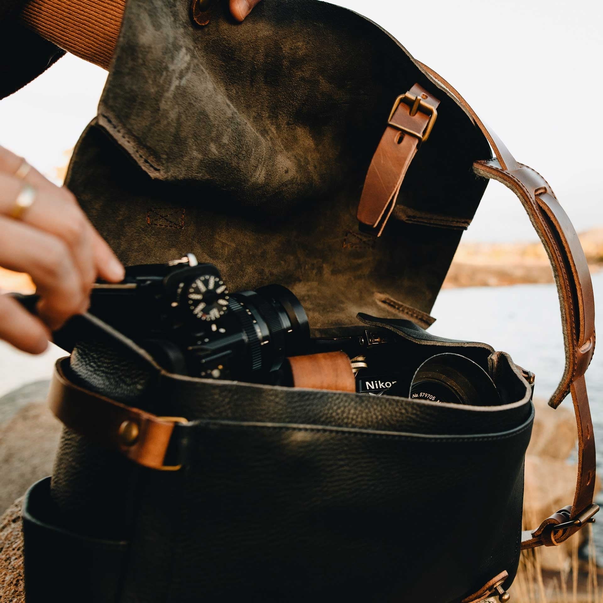 Bologne S leather camera bag - Navy Blue (image n°7)