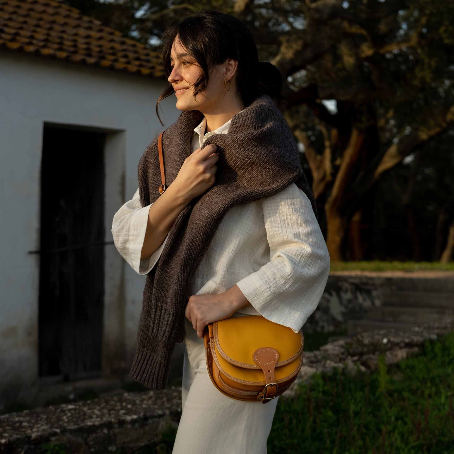 Jagdtasche Diane M - Gelber Ocker / Canvas und Leder (image n°8)