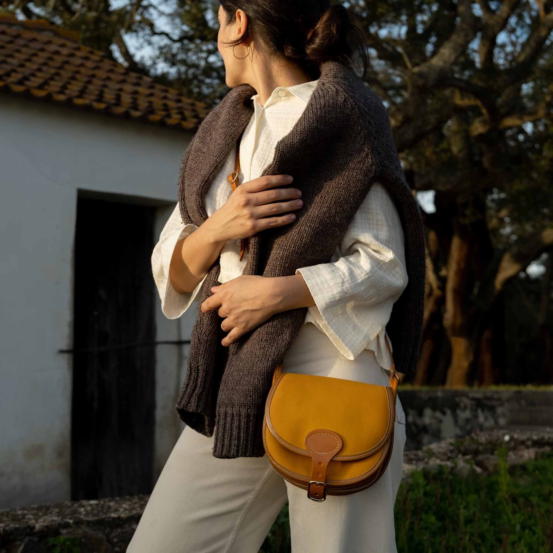 Jagdtasche Diane M - Gelber Ocker / Canvas und Leder (image n°6)