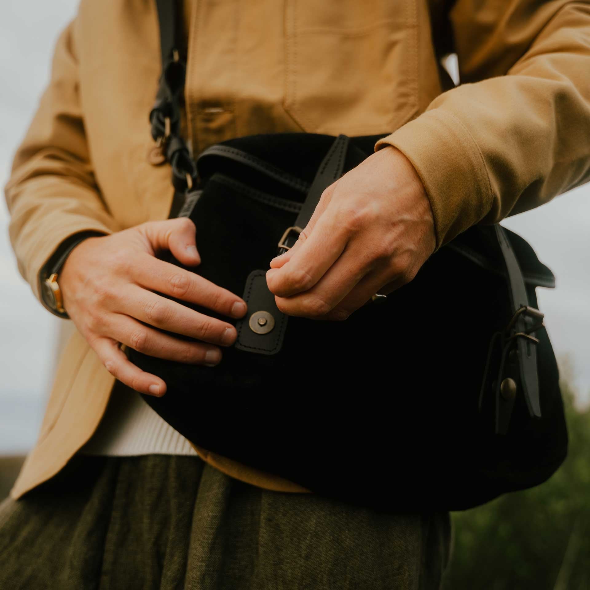 Musette M Fisherman's bag / Suede - Black (image n°7)