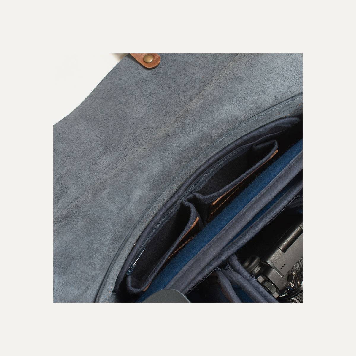 Arles L leather camera bag - Navy Blue (image n°6)