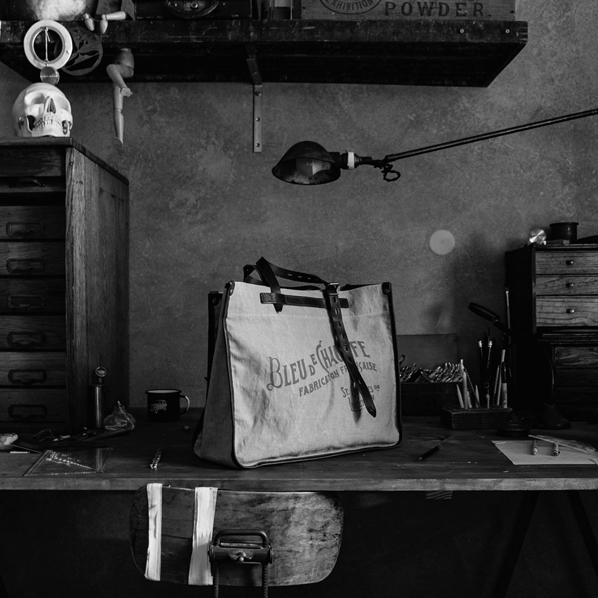 Cabas en toile pos&eacute; sur un bureau en bois remplis de fourniture