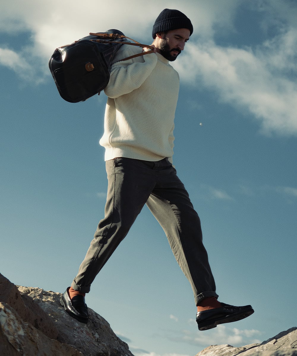 Un homme en mouvement porte le sac de voyage Uno