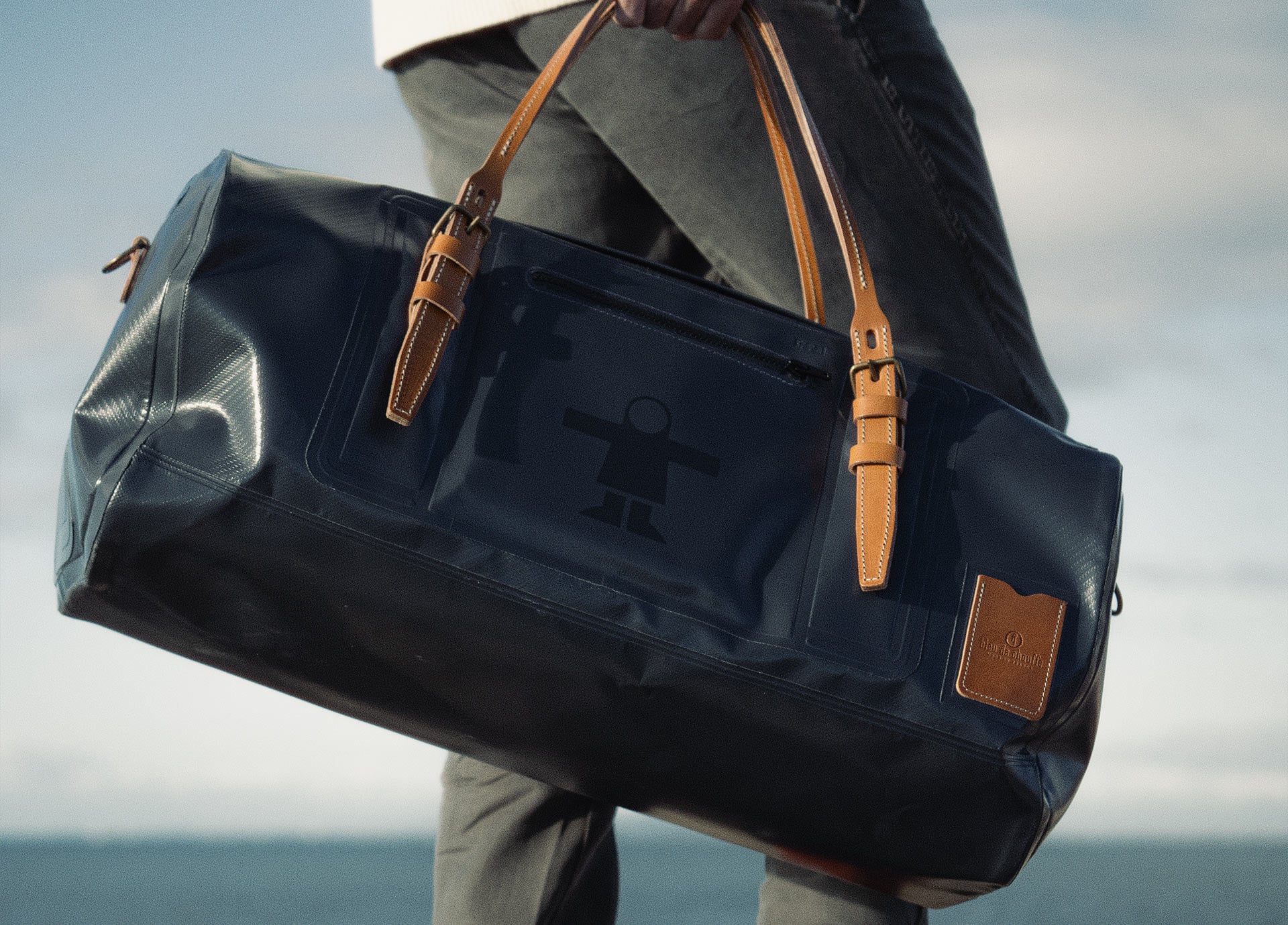 Gros plan sur l'arriere du sac voyage Guy Cotten