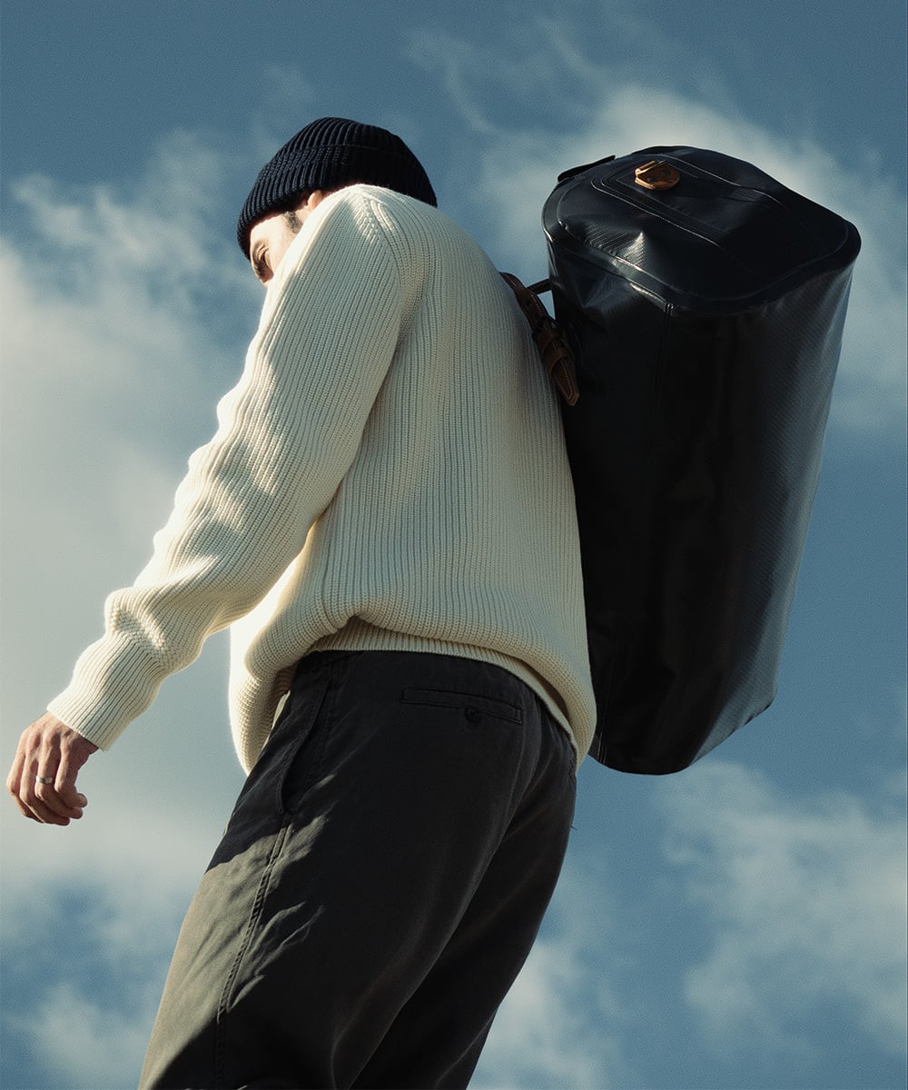 Un homme porte &agrave; l'&eacute;paule le sac thermo-soud&eacute;