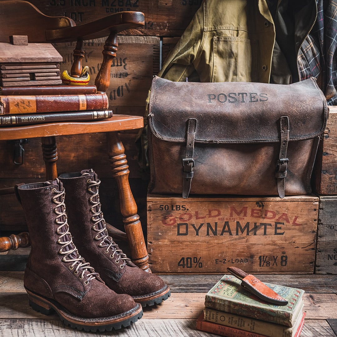 Ambiance vintage explorateur avec ancien sac en cuir de la Poste