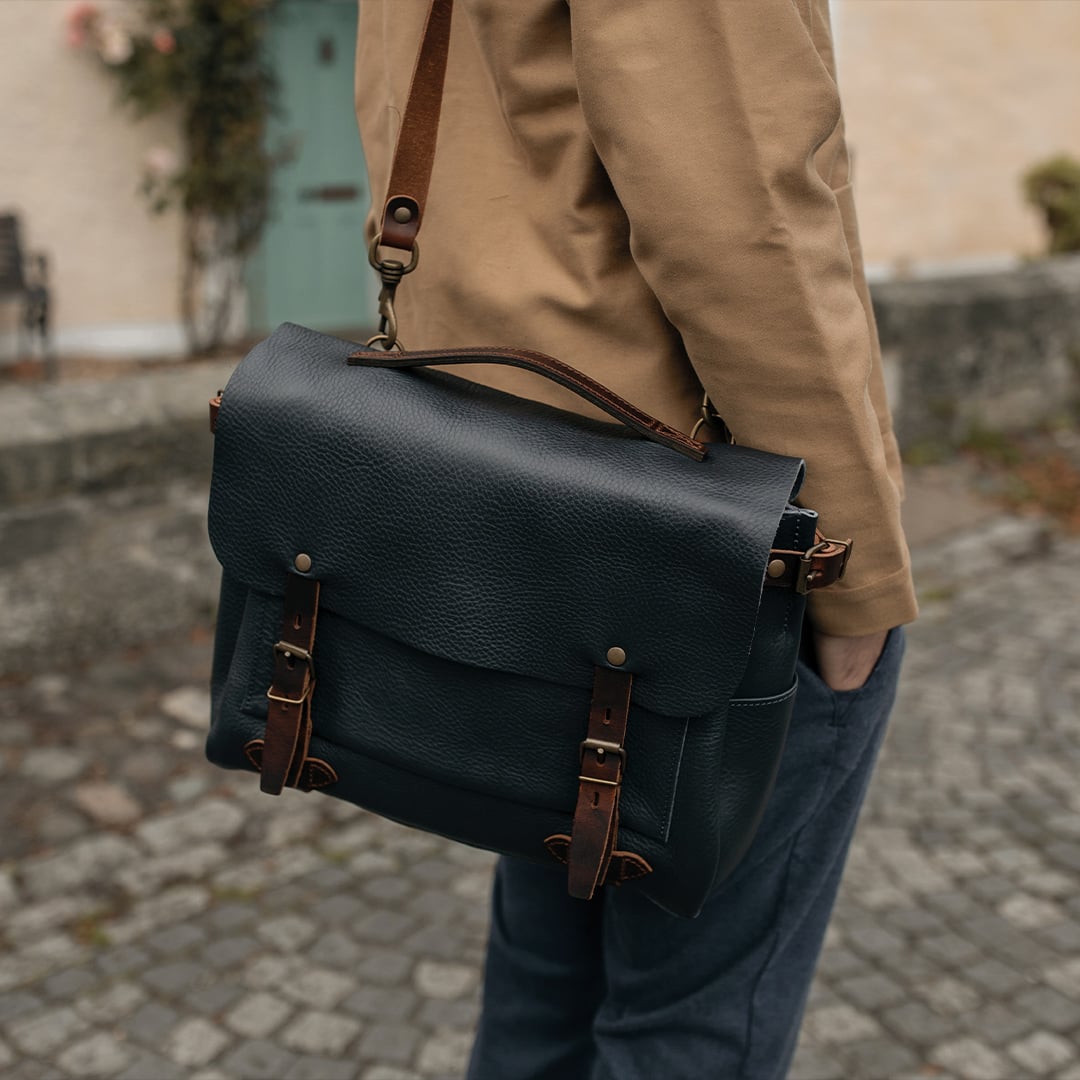 Gros plan sur le sac en cuir bleu "Eclair M" port&eacute; &agrave; l'&eacute;paule