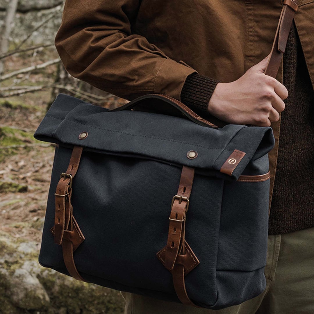 la musette Gaston en Bleu Marin port&eacute;