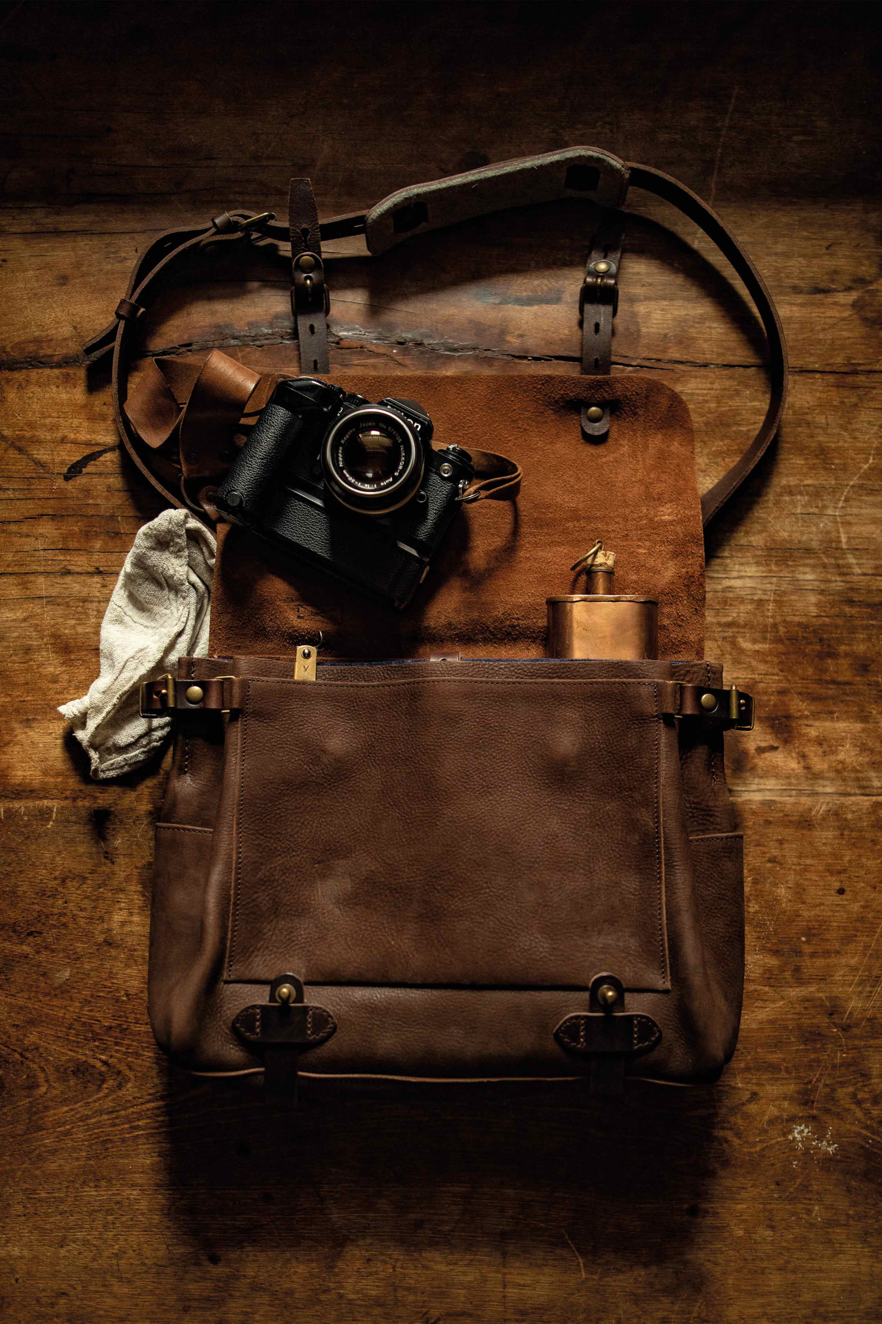 Besace en cuir pour homme avec des objets outdoor