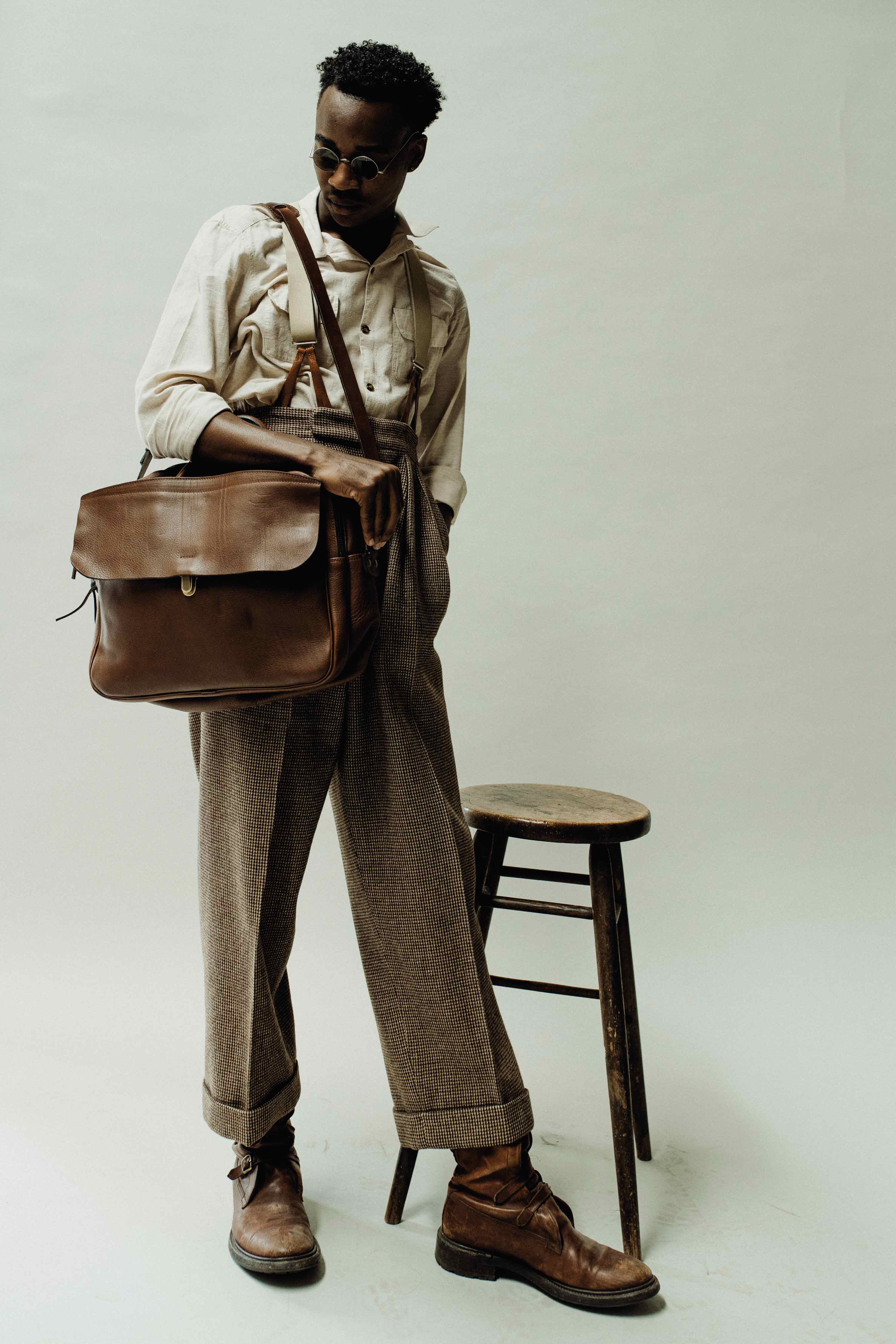 Un homme porte le sac ordinateur en cuir Zeppo bien entretenu