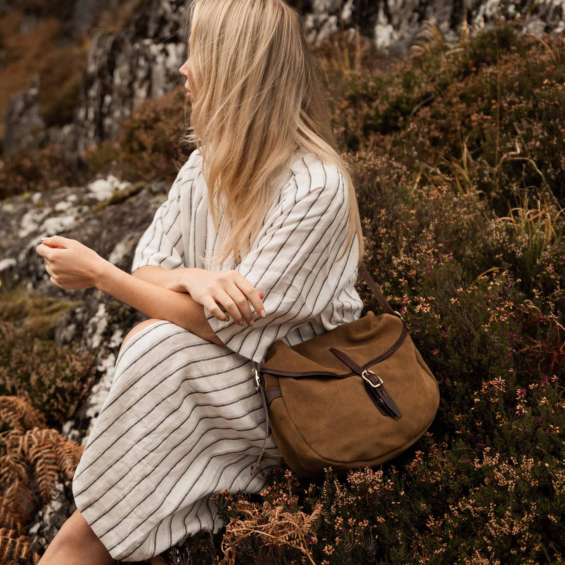 Besace femme en cuir artisanale, au port&eacute;.