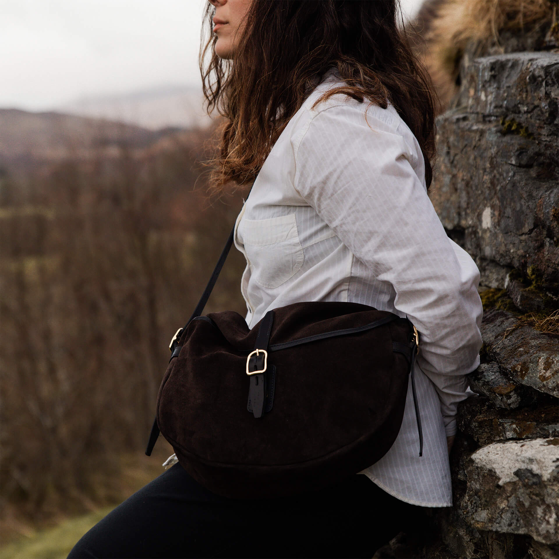 Vue de profil de la besace femme Margot au port&eacute;.