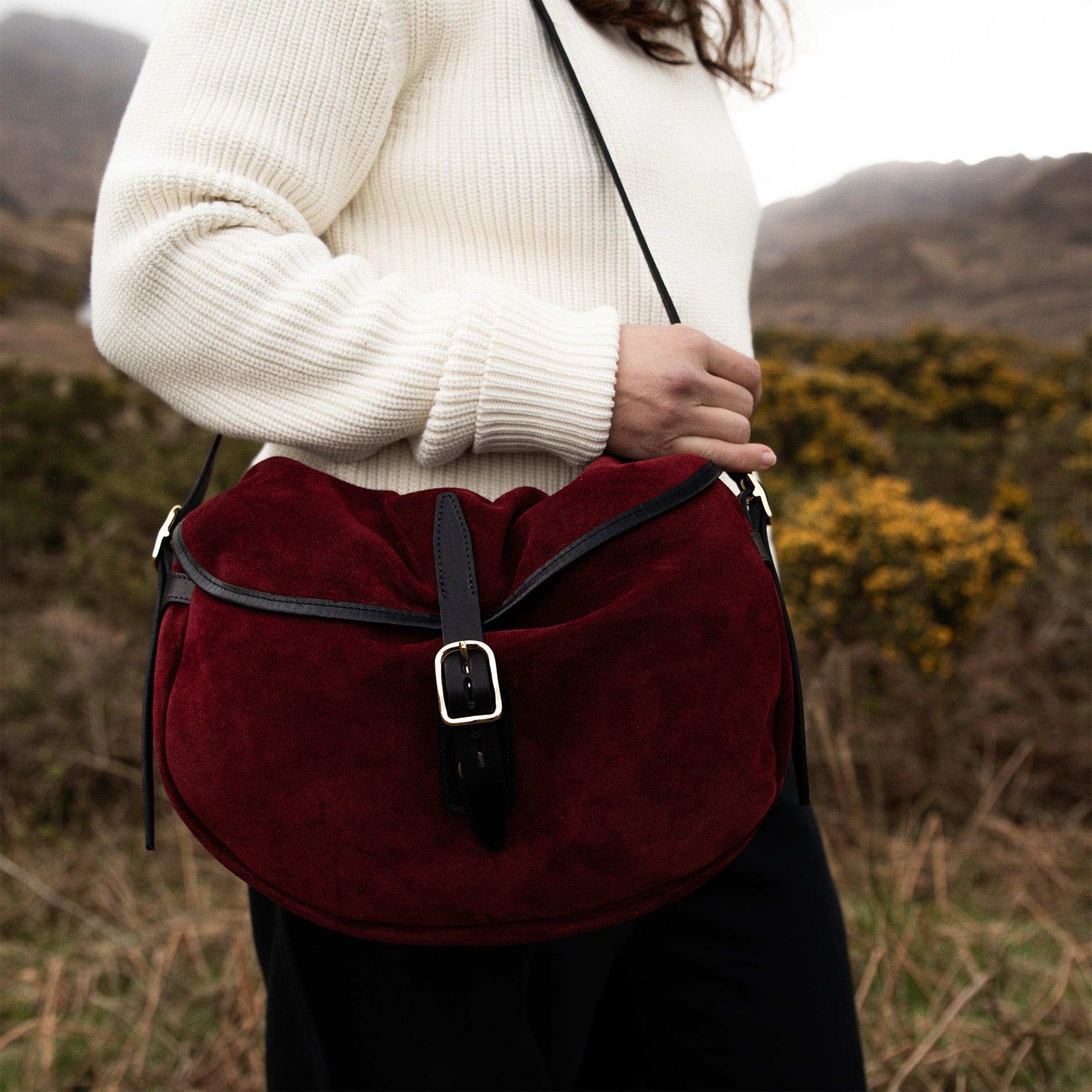 Sac musette en suede rouge bordeaux port&eacute; &eacute;paule