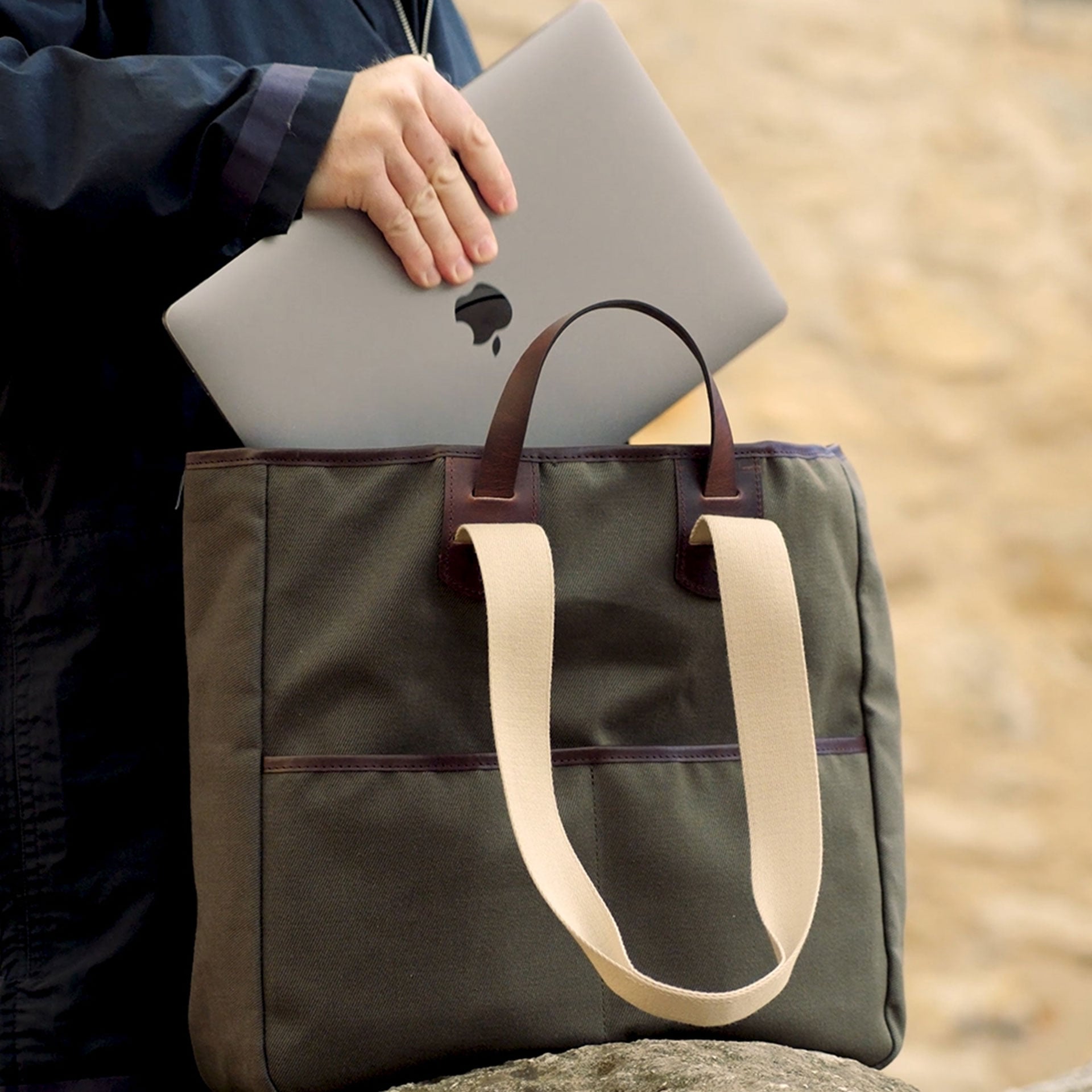 Canvas &ldquo;Meline&rdquo; work bag with a computer slipped inside