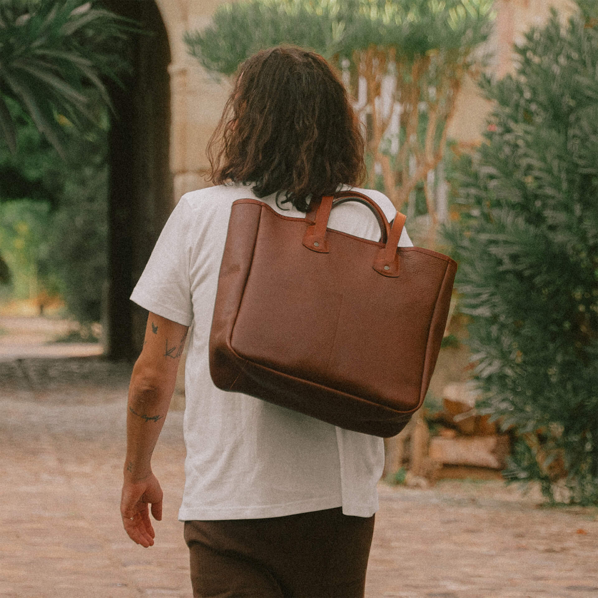 A men worn the leather tote-bag M&eacute;line.