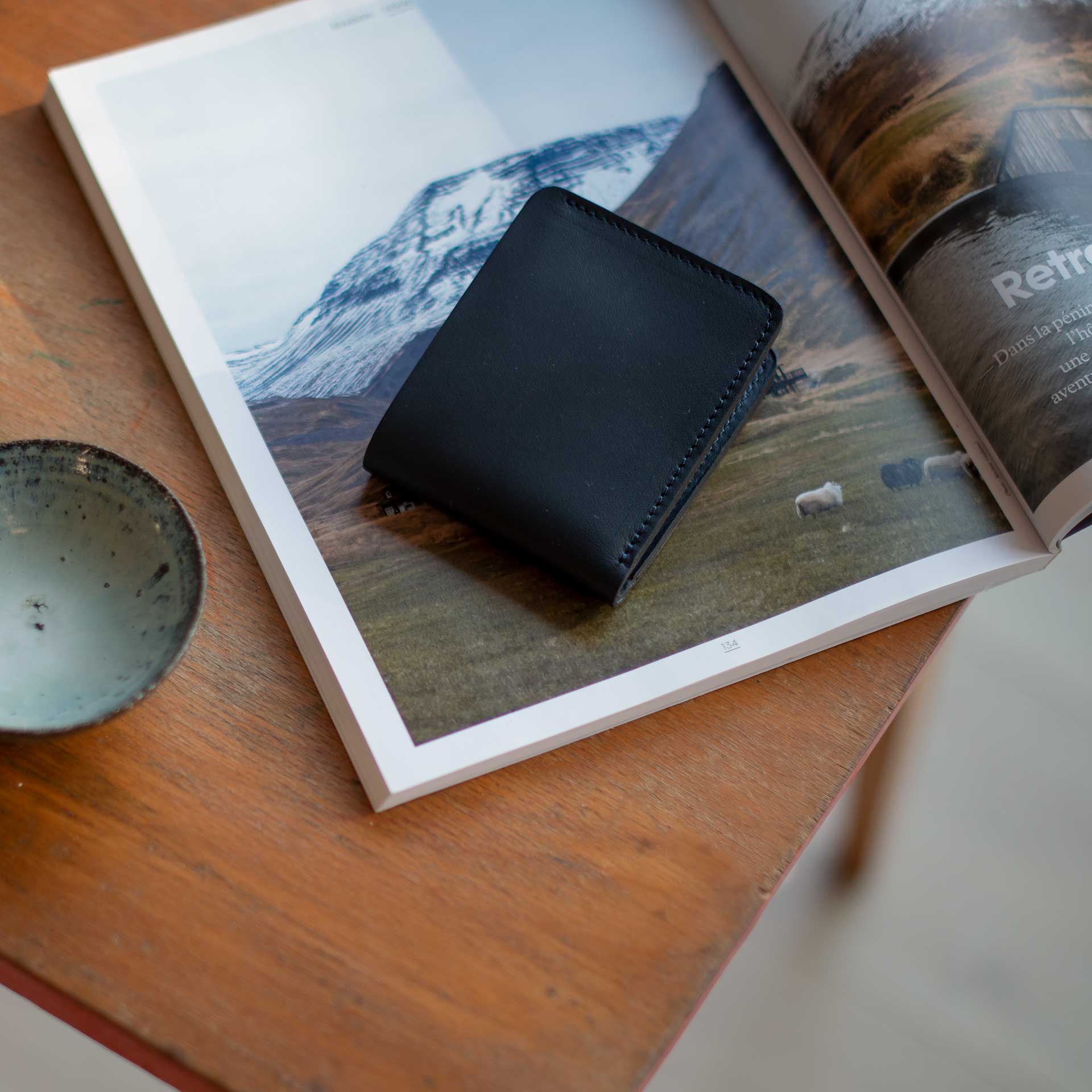 Portefeuille pour homme pos&eacute; sur une table en bois