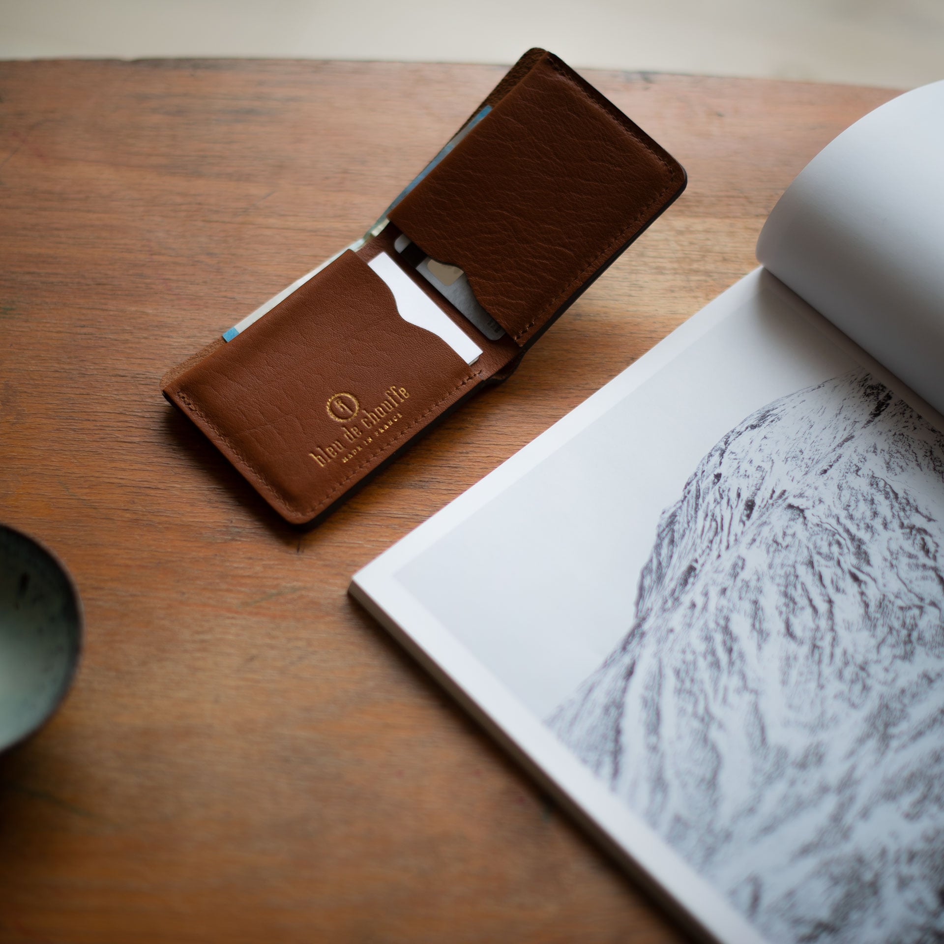 Portefeuille en cuir ouvert sur une table en bois 