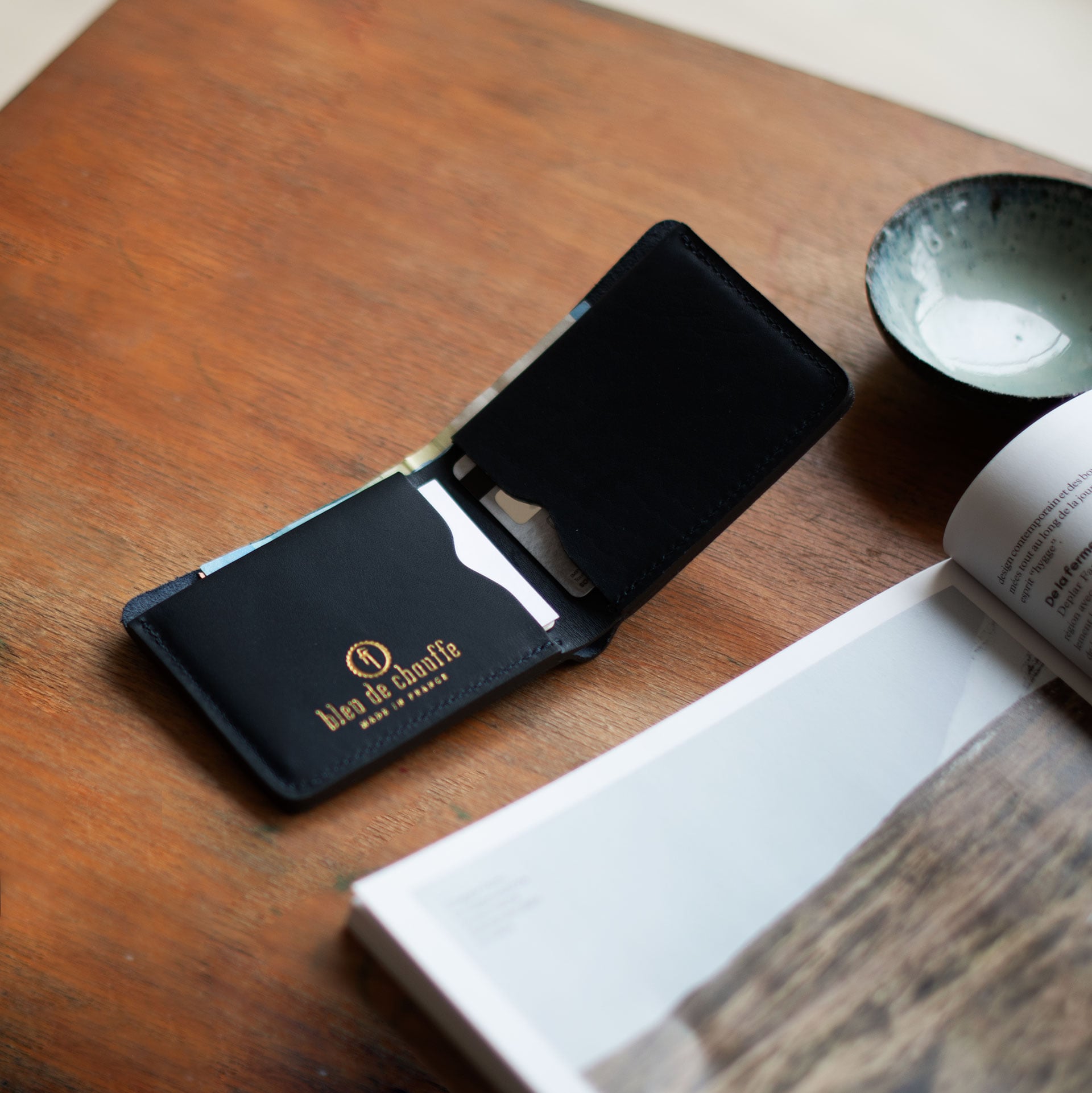 Cartera de cuero abierta sobre una mesa de madera
