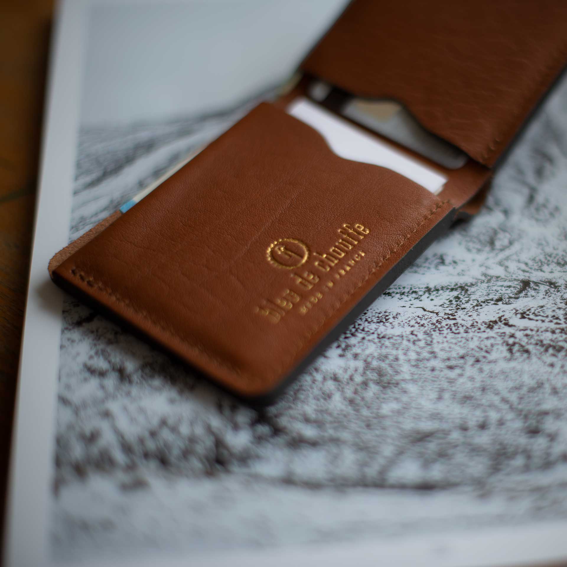 Cartera de cuero marrón sobre una mesa