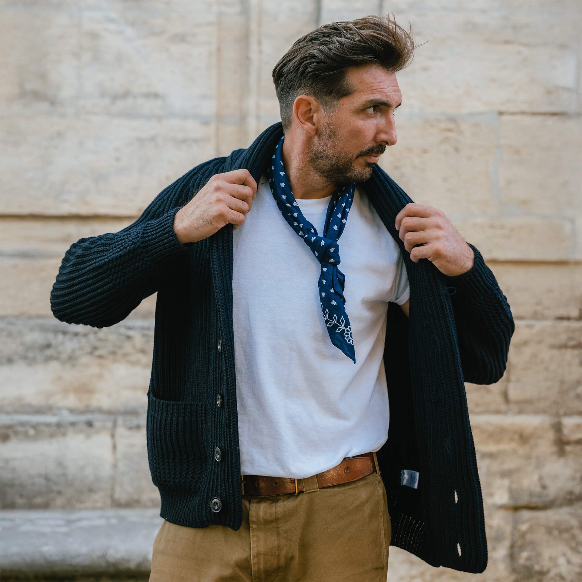 Un homme porte le cardigan de Bleu de Chauffe