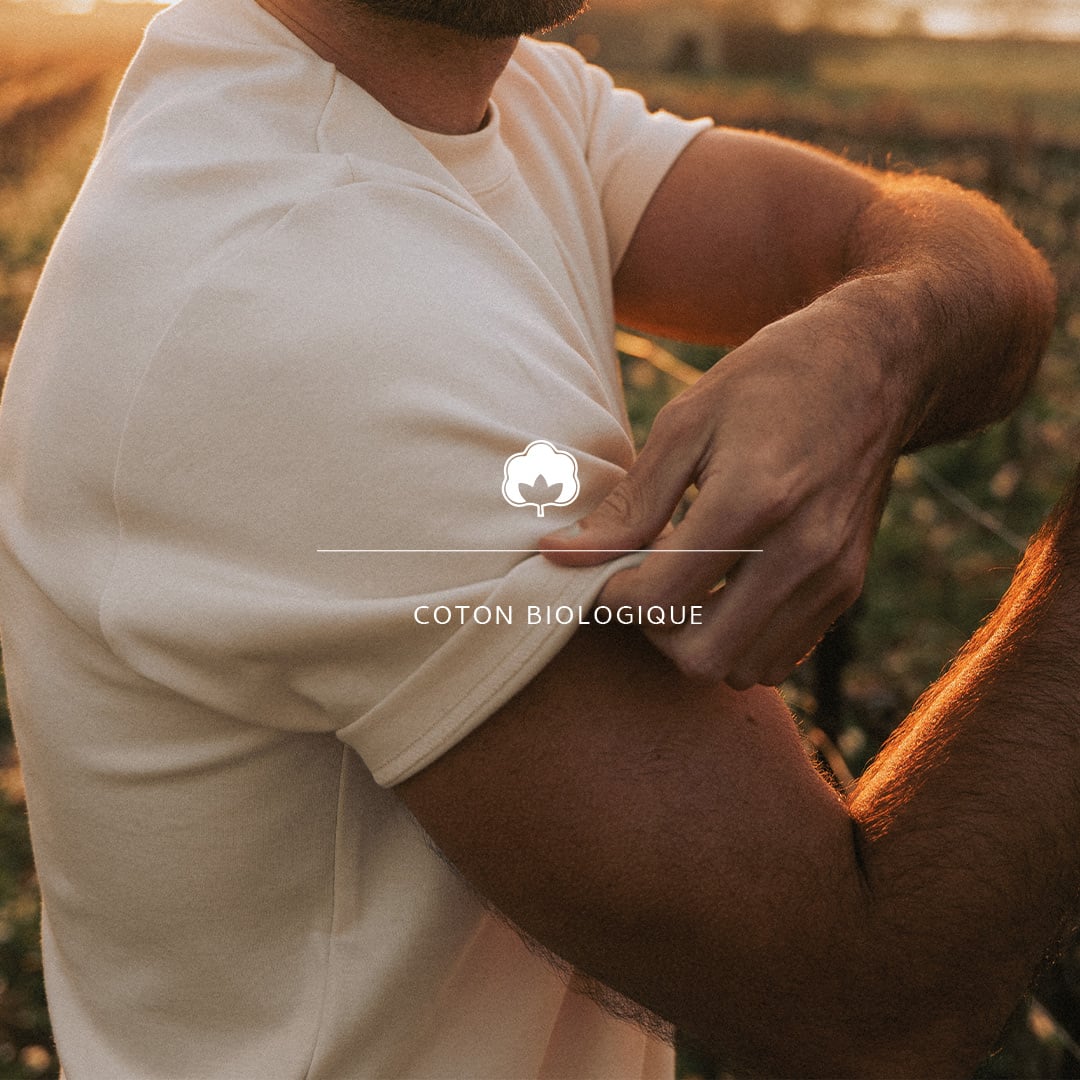 Un homme porte le t-shirt Bleu de Chauffe