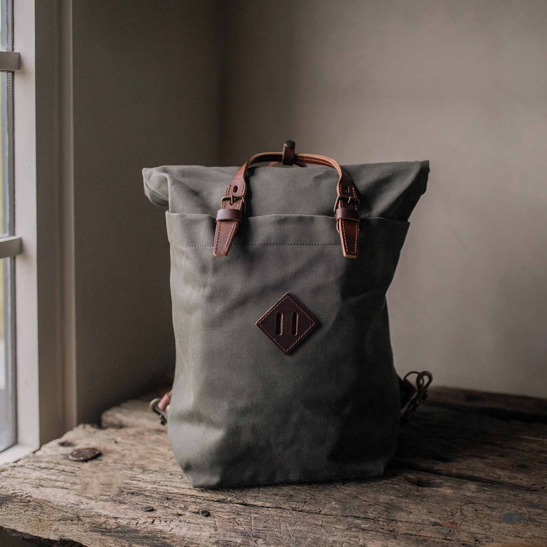 El bolso para hombre Woody sobre una mesa de madera.