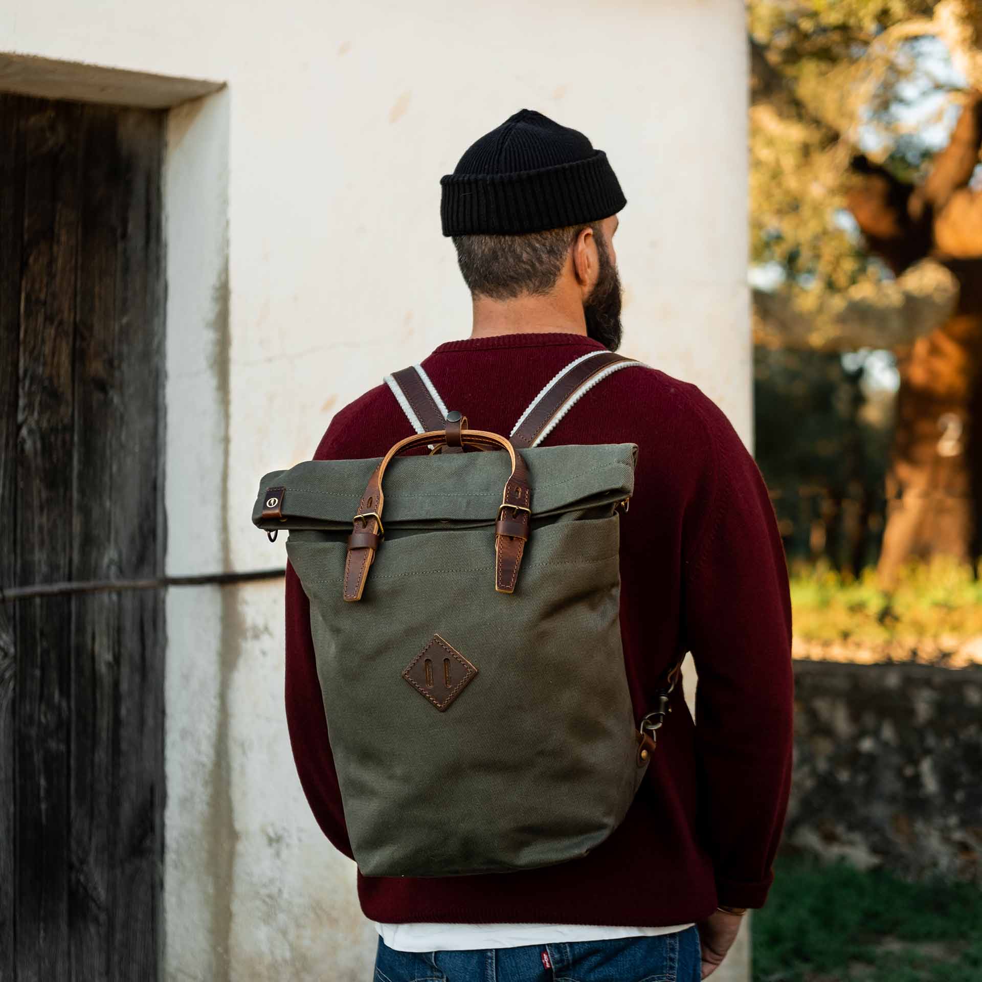 Un hombre lleva a la espalda la mochila Woody en el exterior.