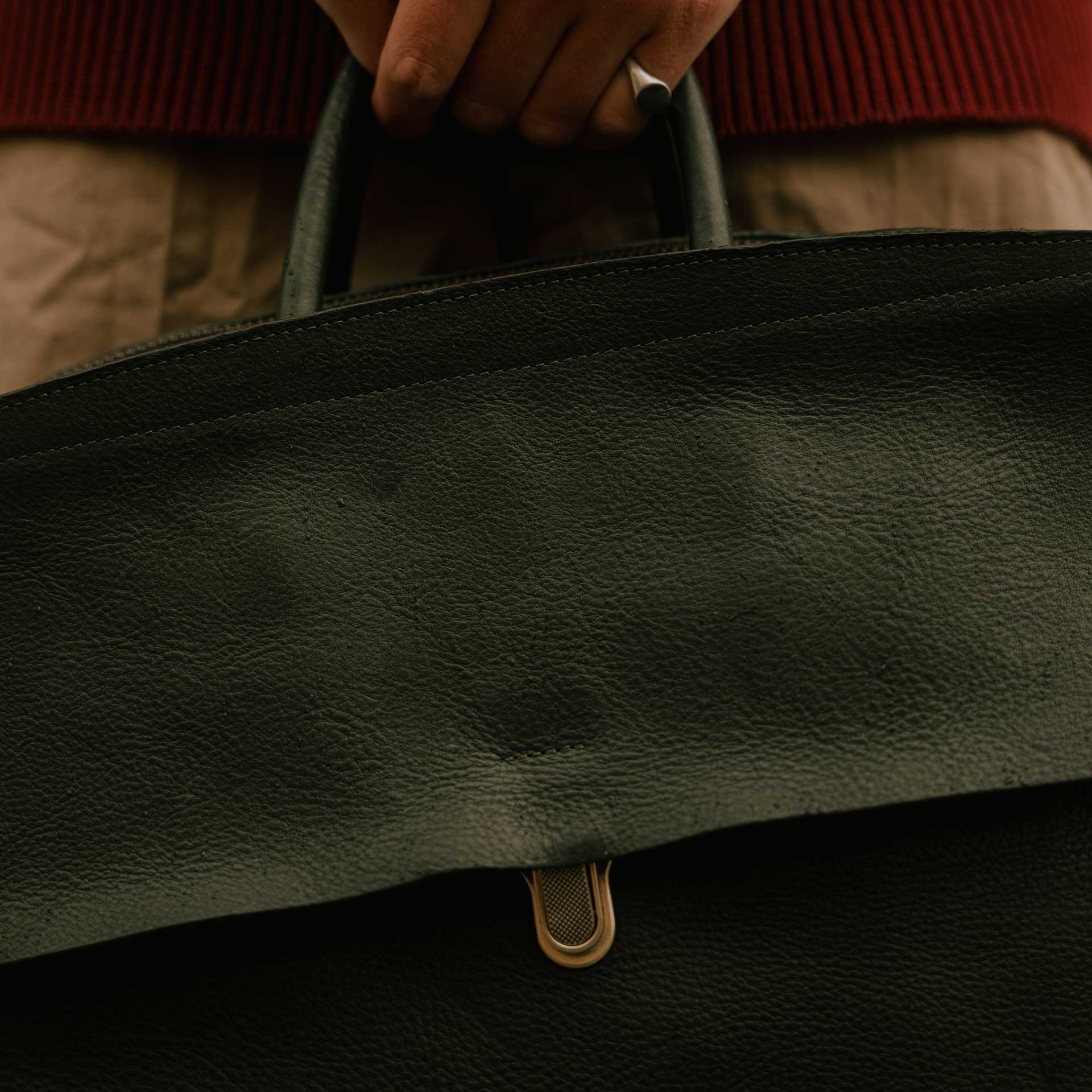 Close-up of the &ldquo;vegetable-tanned leather&rdquo; material of the leather business bag.