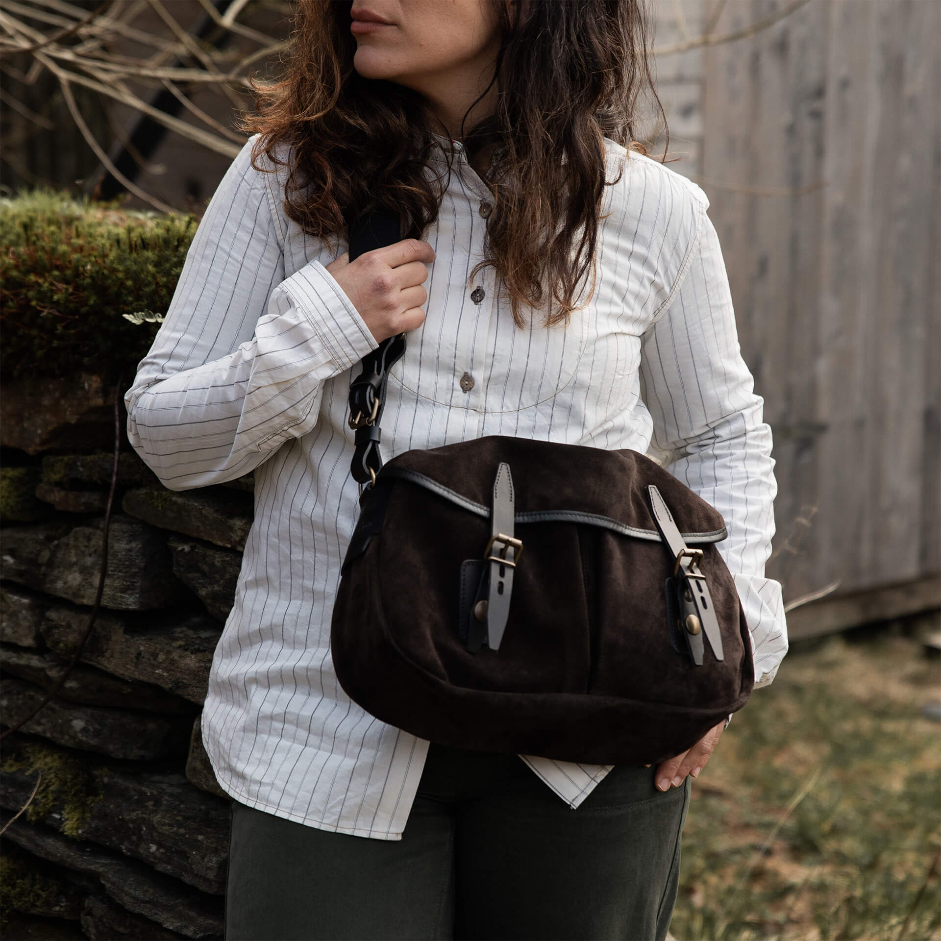 photo de la besace en cuir port&eacute; par un femme