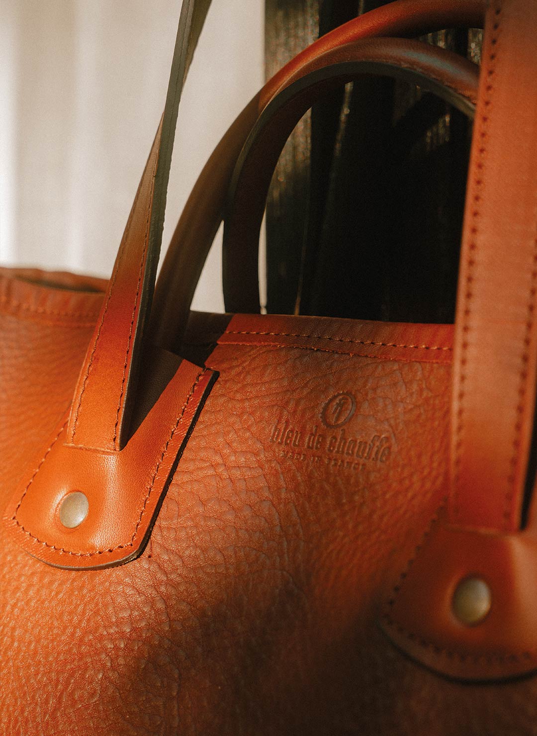 Heavy-duty, reinforced leather tote bag, detailed photo