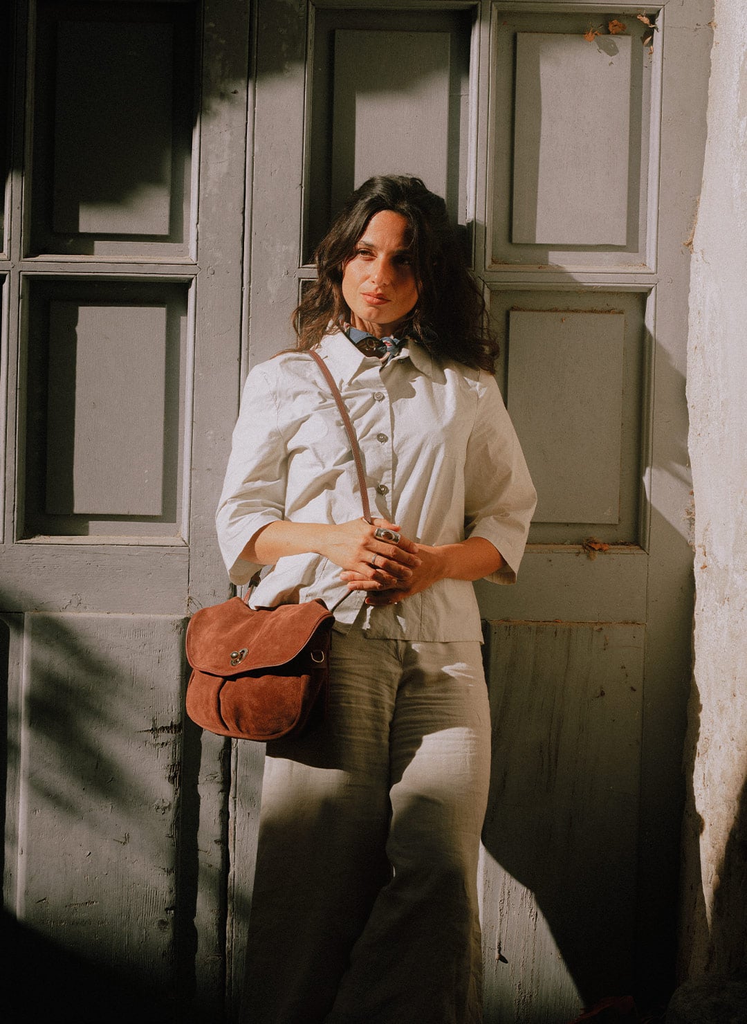 Handcrafted women's bag in suede-like curi leather, photo showing it being worn