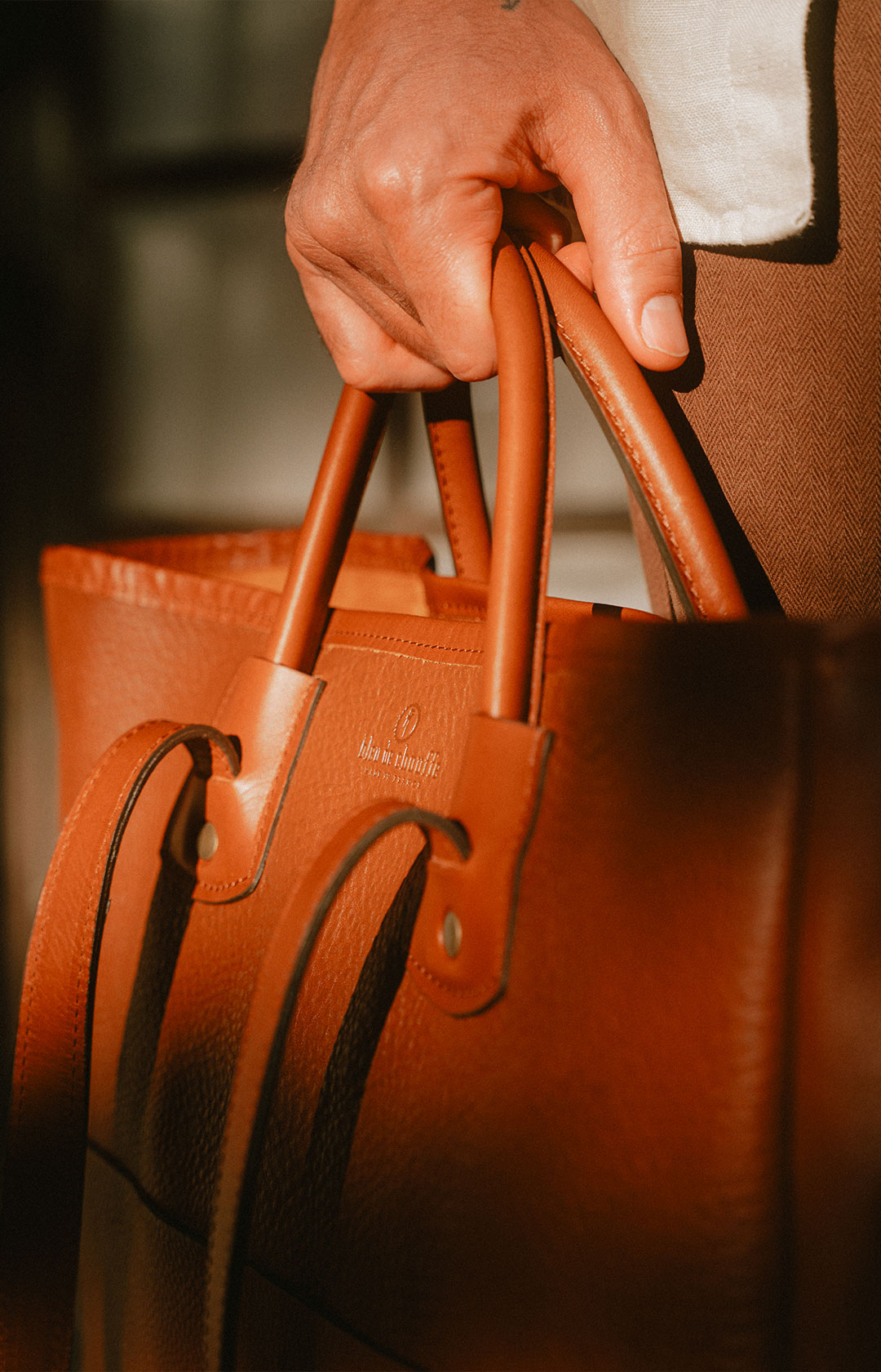 Gros plan sur un sac en cuir tann&eacute; v&eacute;g&eacute;tal.