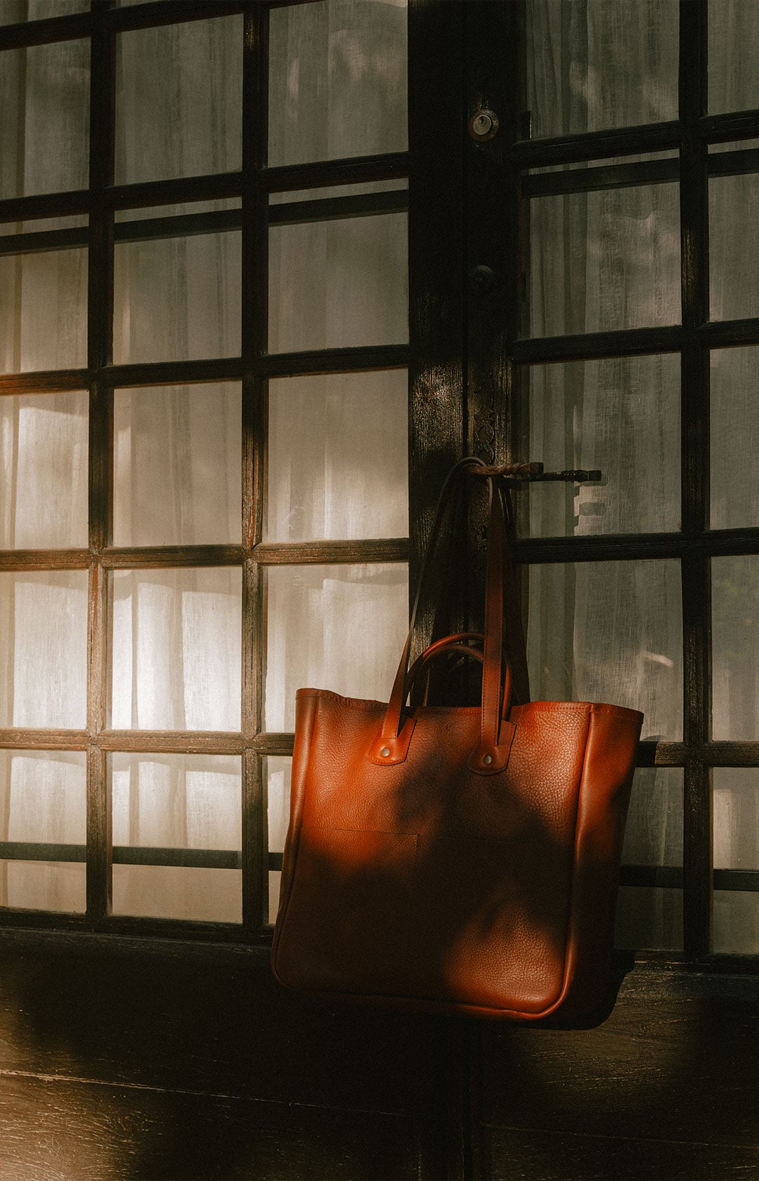 Vegetable-tanned leather tote bag Brown mood photo.