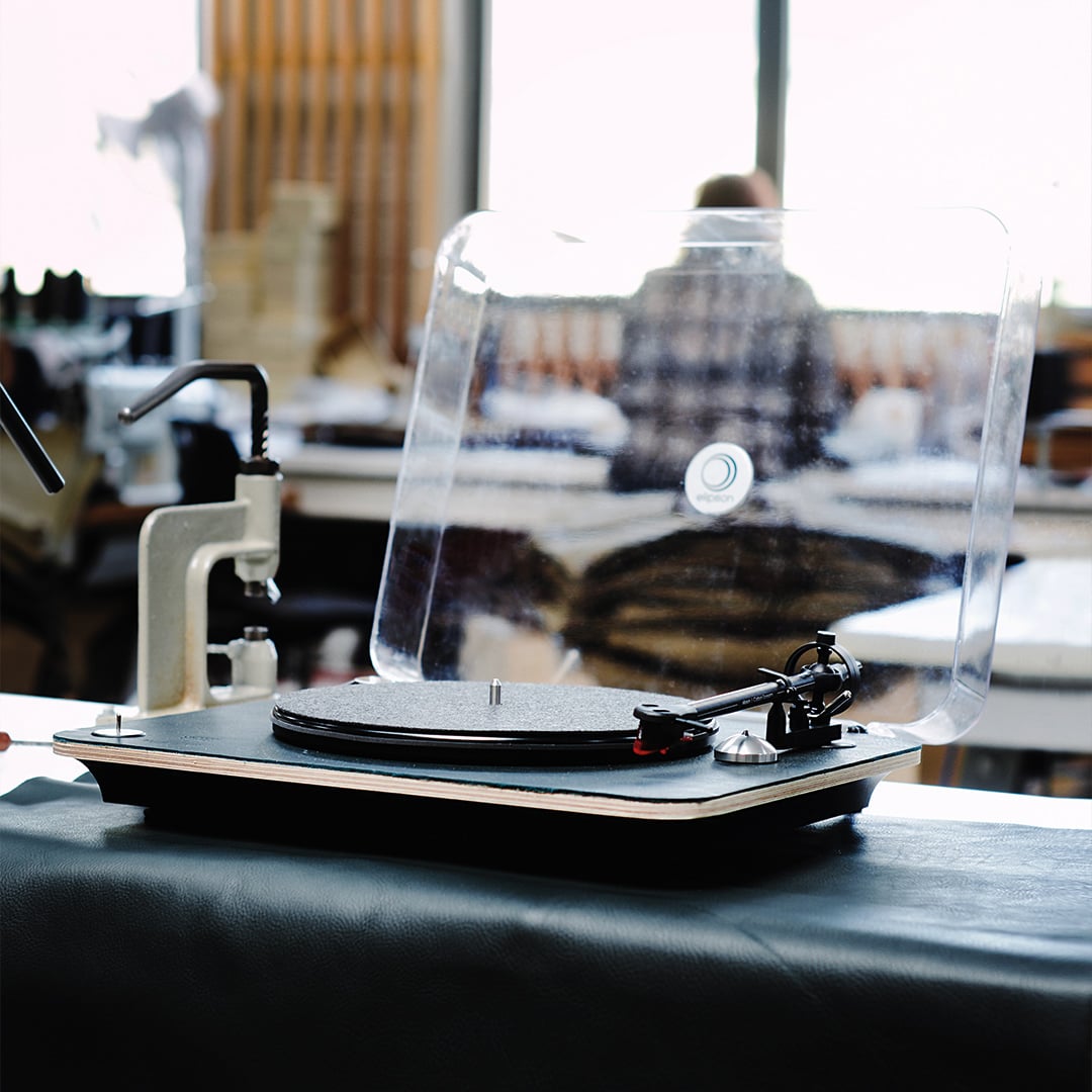 Tourne disque en cuir dans l'atelier 