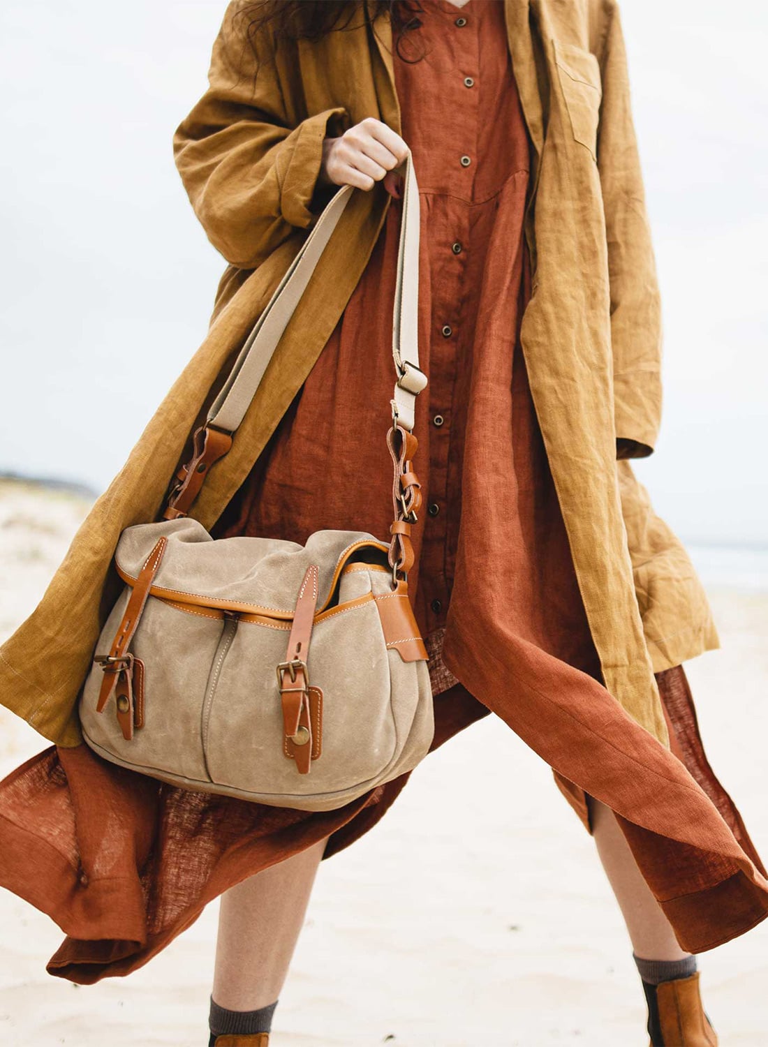 Une femme tient un sac musette 