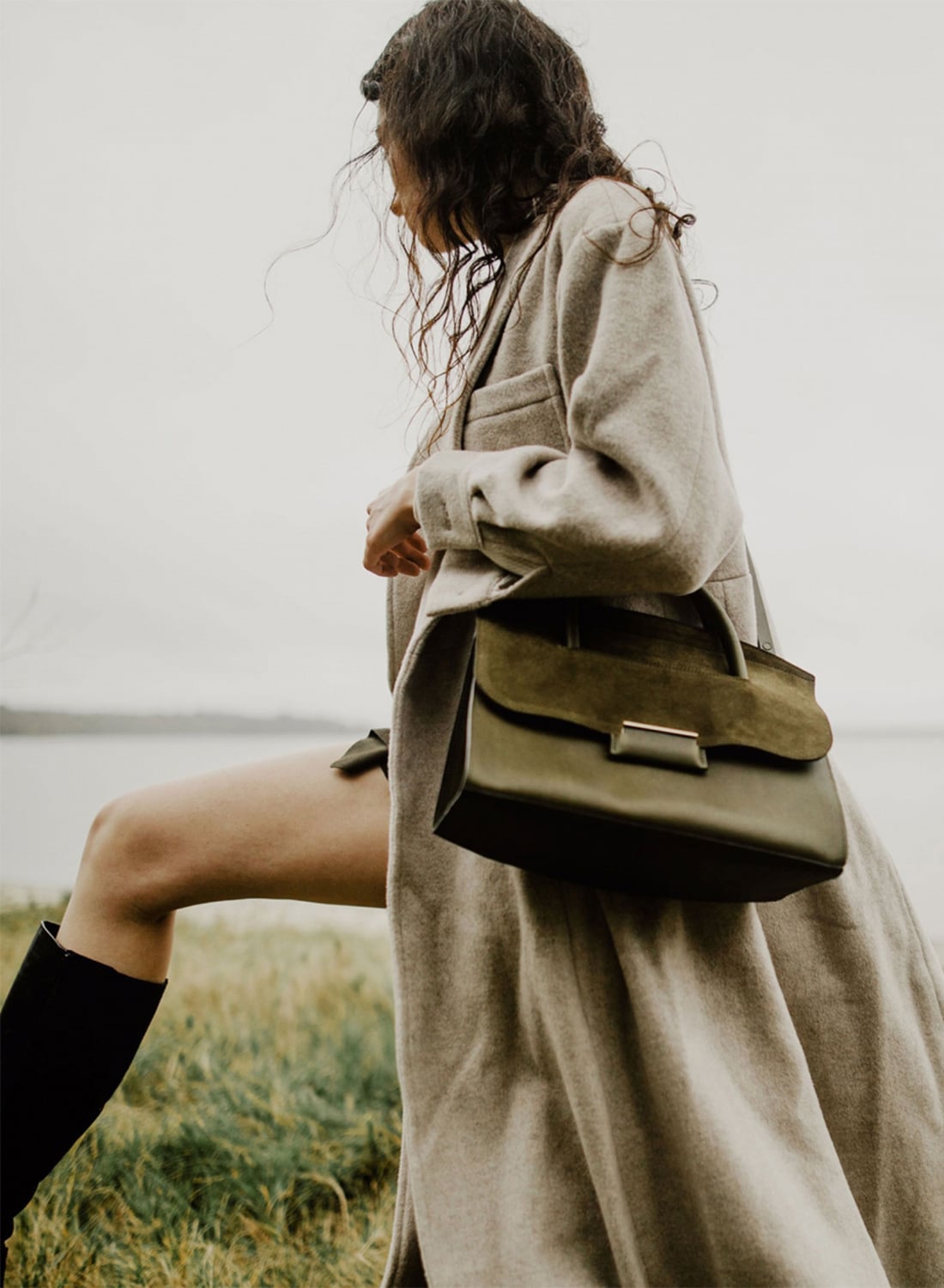 Sac &agrave; main vert port&eacute; &agrave; l'apaule par un femme