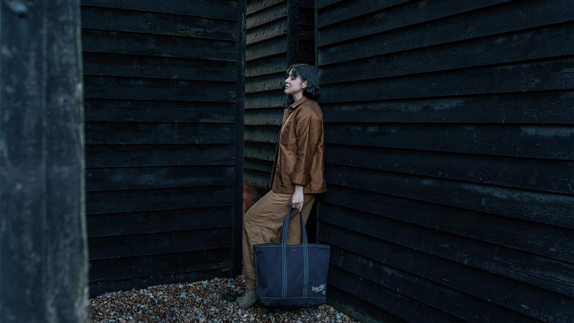 Photo d'un sac v&eacute;gan port&eacute; par une femme 