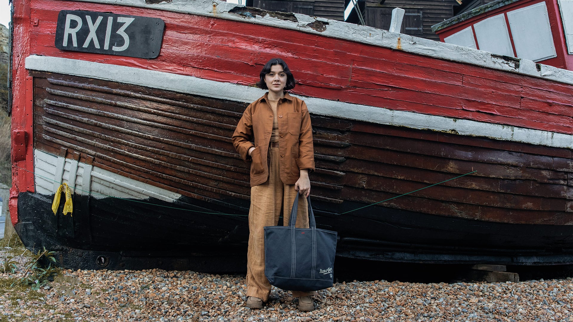le sac cabas Labor day en bleu port&eacute; par une femme 