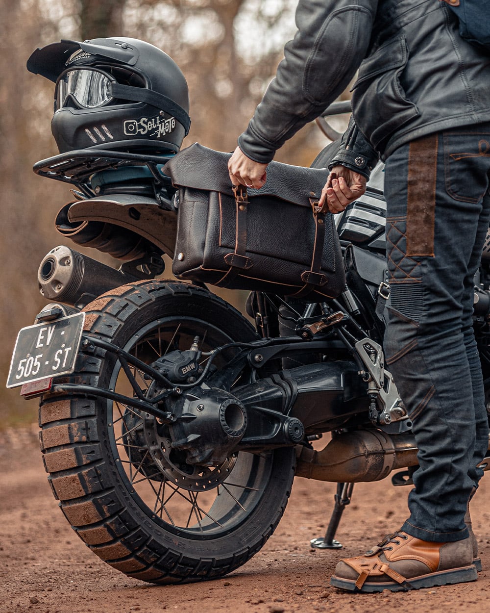 Besace homme en cuir accroch&eacute; &agrave; l'arriere d'une moto