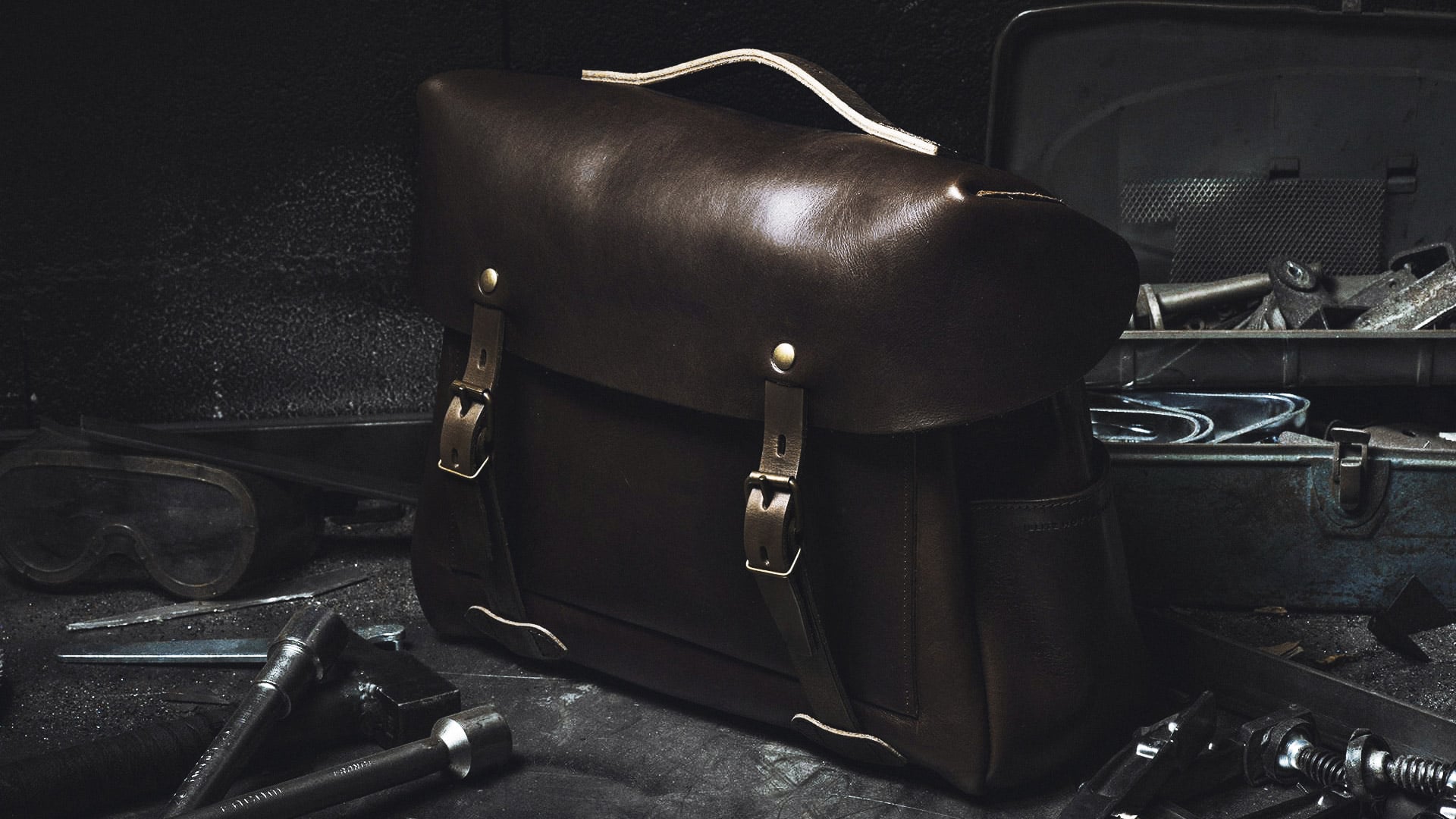 Sac moto en cuir au centre d'outils de garagiste