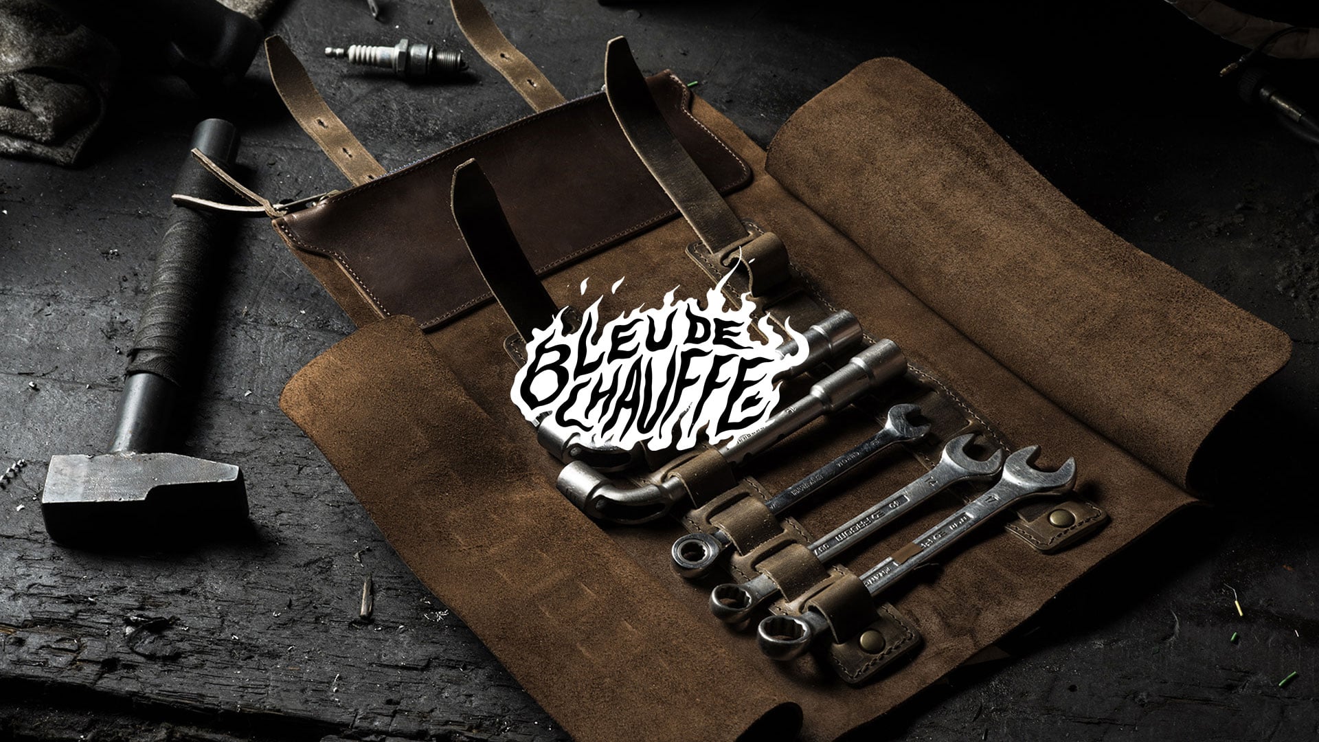 D&eacute;couvrez la ligne moto de Bleu de Chauffe : sacs & accessoires en cuir artisanaux et haut de gamme.