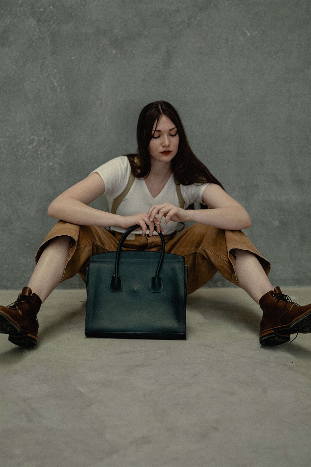 Una mujer está sentada delante de su bolso Origami.