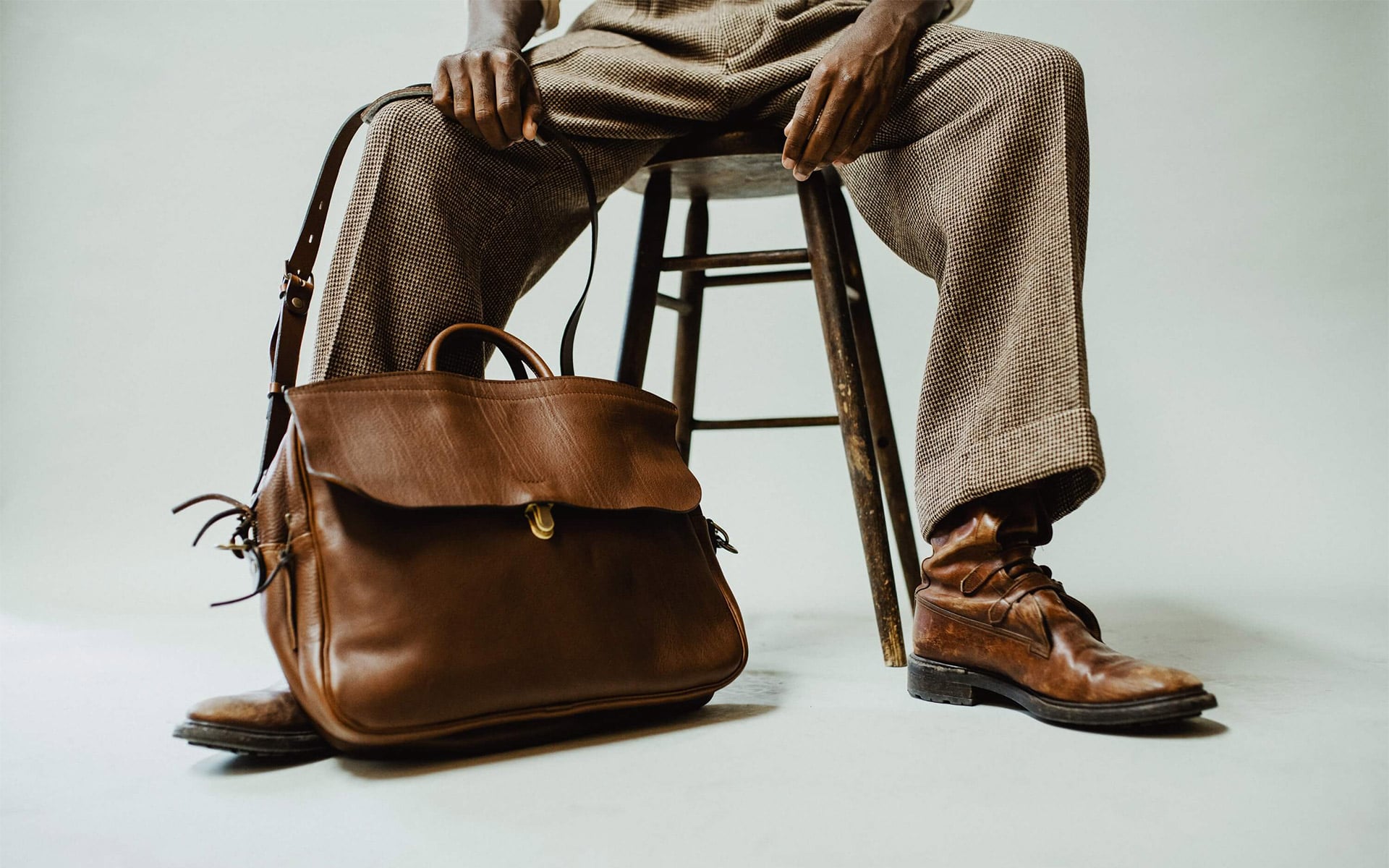 Bolso de negocios Zeppo color cuba libre delante de un taburete