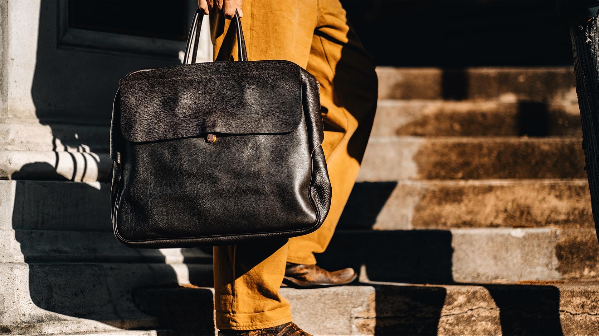 Sac ordinateur en cuir port&eacute;