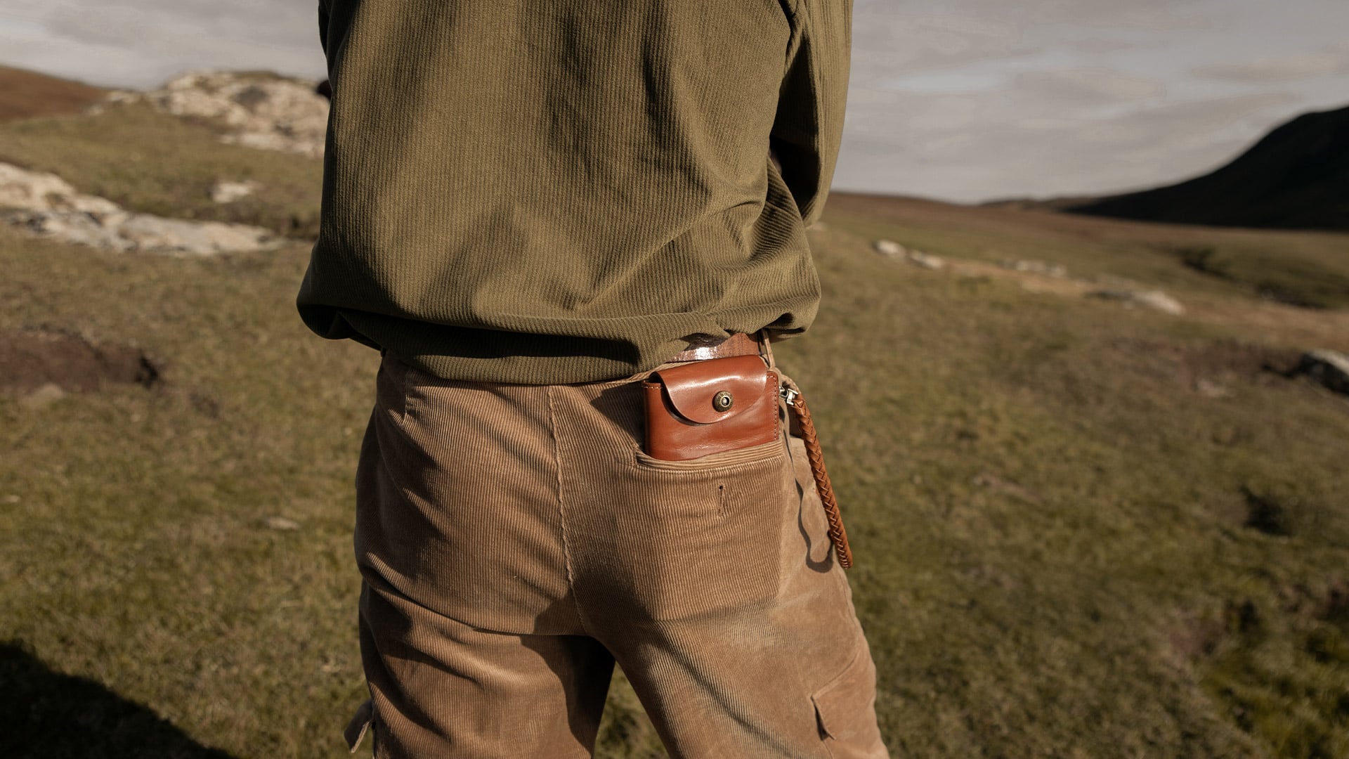 porte monnaie homme en cuir Corto dans la poche arriere d'un pantalon