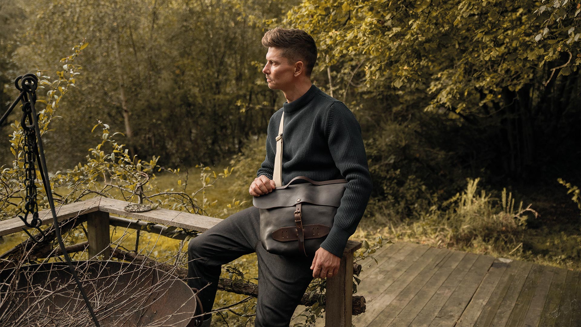 Un mannequin pose avec son sac besace homme 