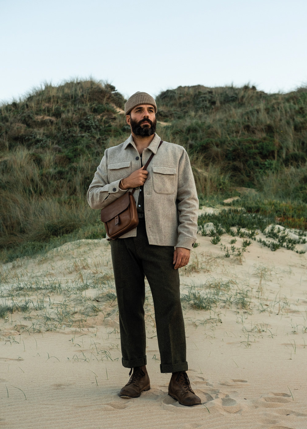 Un jeune homme pose avec son sac cartouchi&egrave;re en bandouil&egrave;re