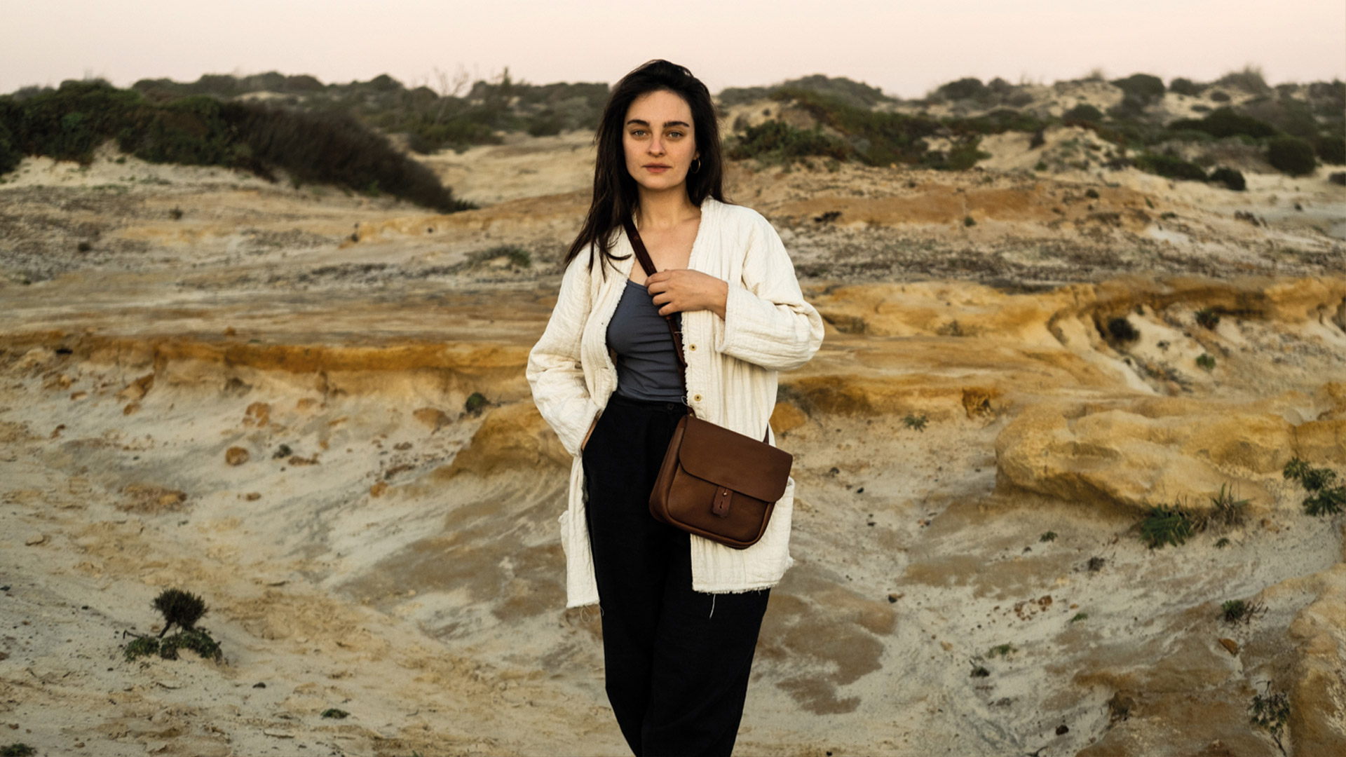 Une femme porte la cartouchiere en bandouil&egrave;re