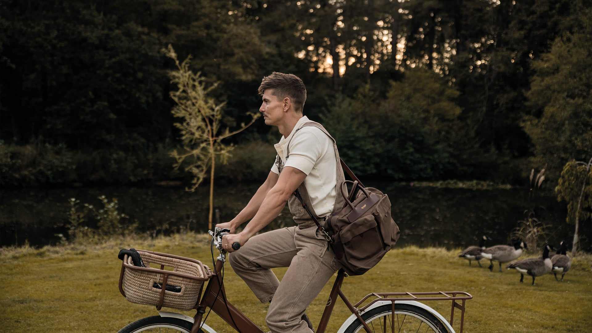 Un homme &agrave; v&eacute;lo porte &agrave; l'&eacute;paule son sac ordinateur